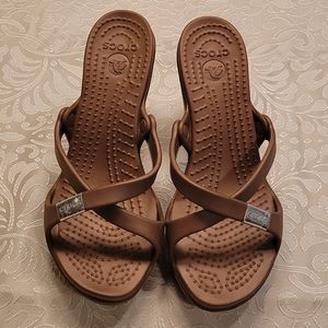NWOT CROCS BRONZE CYPRUS HEEL